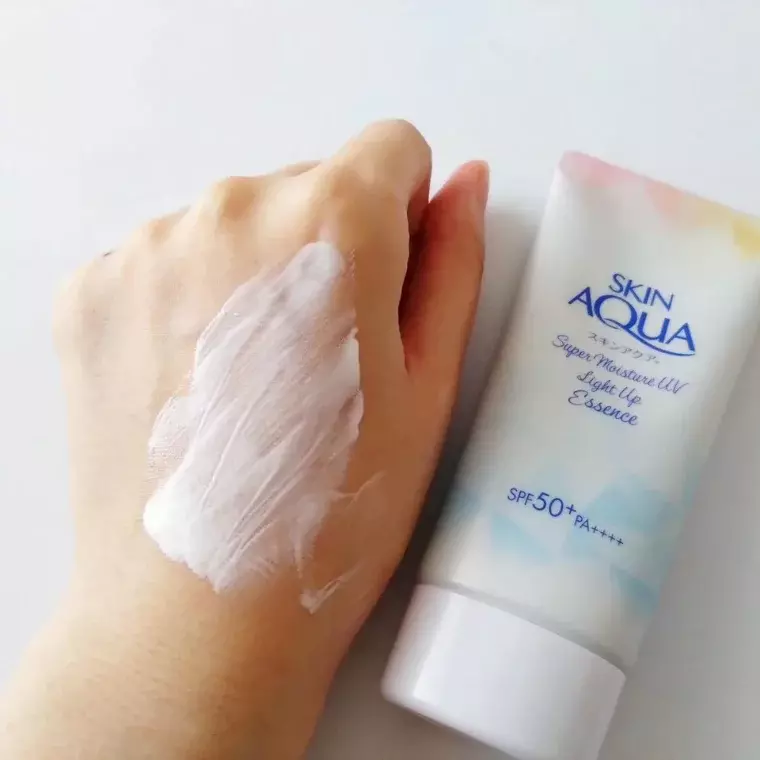 Skin Aqua Super Moisture UV Light-Up Essence (70gm)